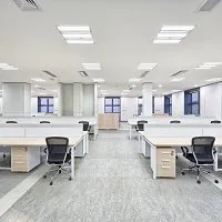 Bürofläche wird von LED-Panels beleuchtet
