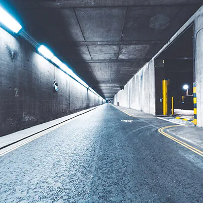 Parkhauseinfahrt beleuchtet mit Flutern