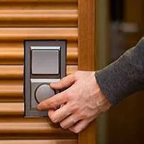 Hand betätigt einen Lichtschalter